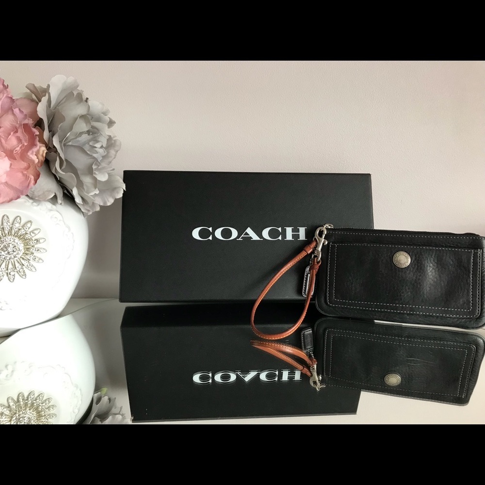 💋Coach black leather wristlet - authentic